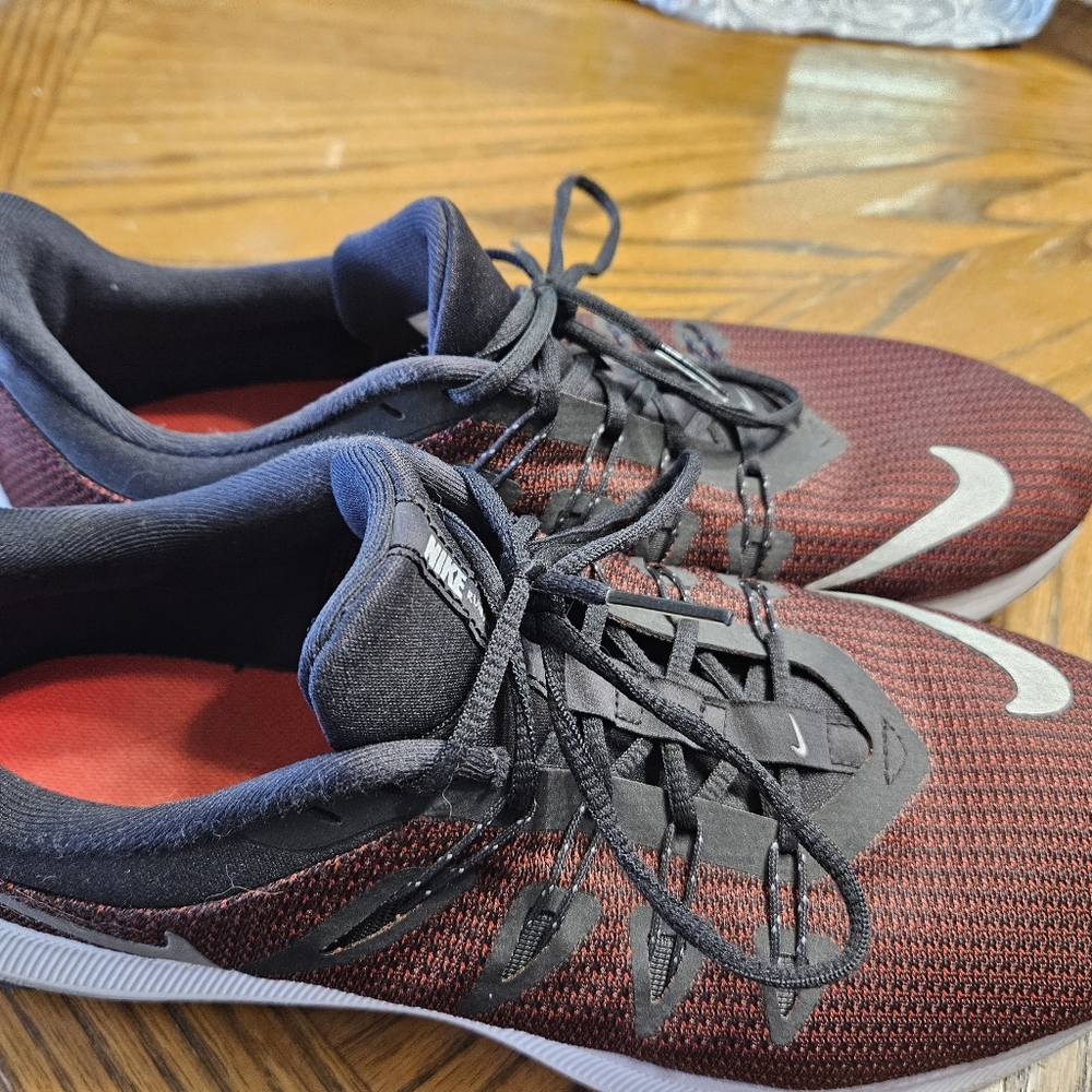 Nike mens tennis shoe